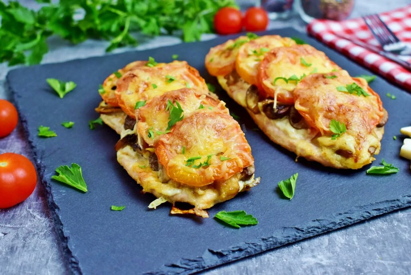 Запеченные грудки с помидорами и сыром. Куриная грудка с грибами сыром помидорами. куриная грудка с помидорами и сыром в духовке. грудка с грибами и сыром в духовке. куриная грудка с грибами и сыром в духовке.