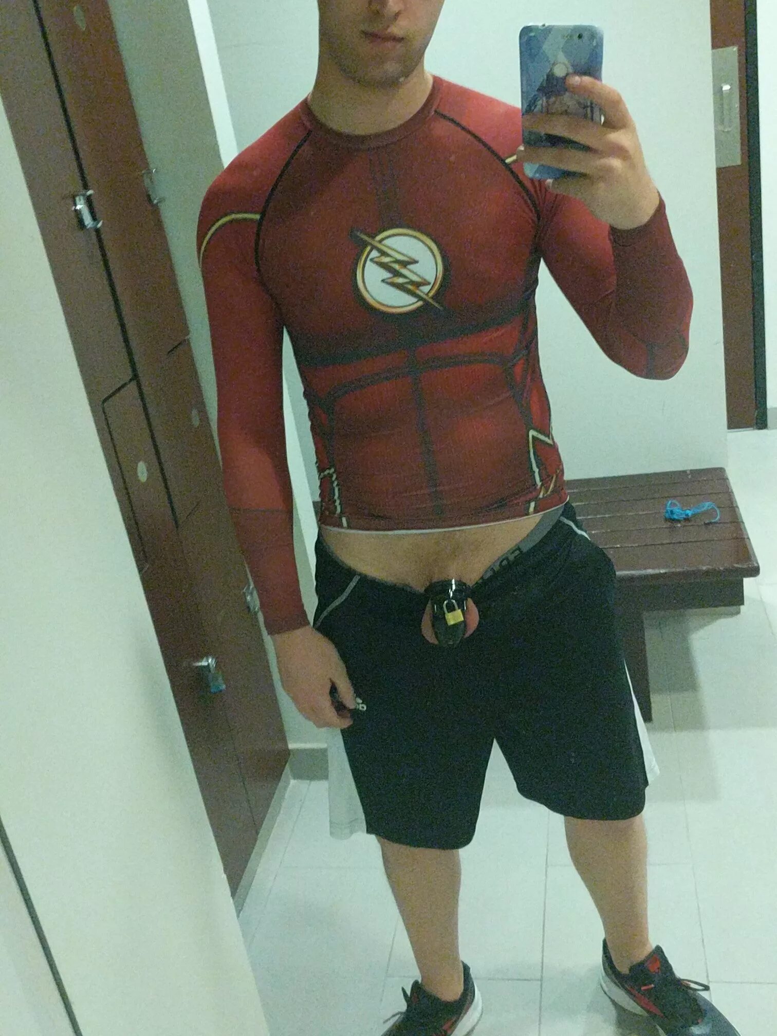 Сисси в поясе. Мальчик в поясе верности. Кожаные шорты мужские. Пояс верности марии медичи. Трусы с замком женские.