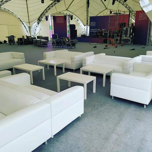 Диван комфорт 20 черный. Рент комфорт. Мебель напрокат. Прокат мебели для выставки. Реткомфорт аренда мебели.