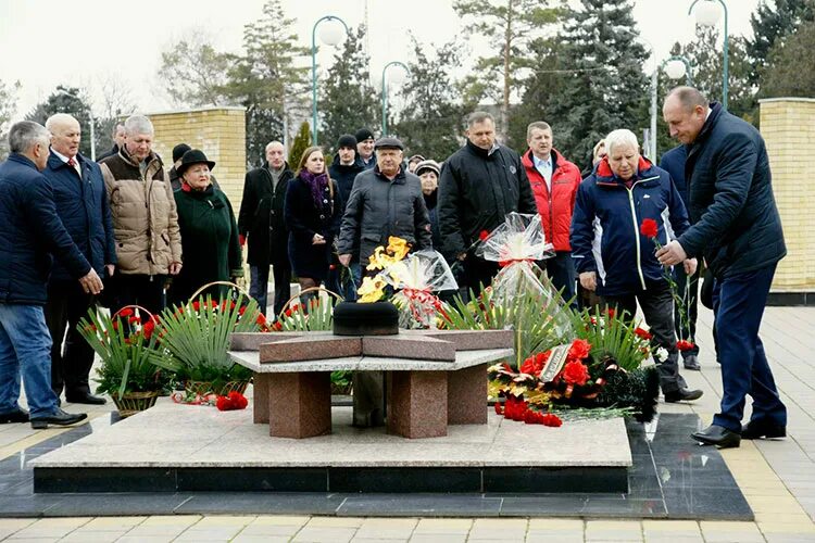 Мемориальный комплекс в ст.Новопокровской Краснодарского края. Мемориал Новопокровская. В станице Новопокровская возложкние ве. Губернатор Новопокровского района. Погода новопокровском районе п новопокровский