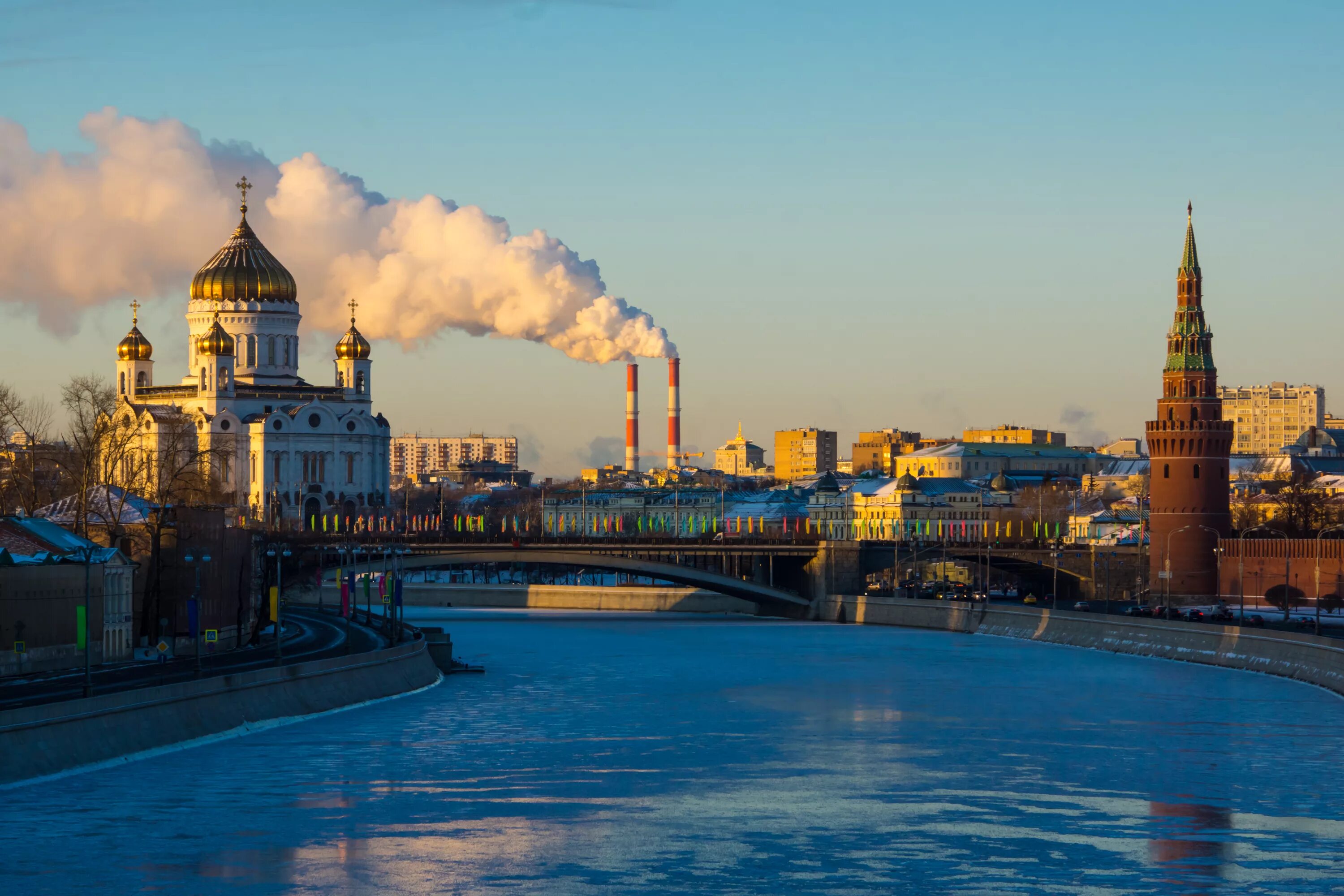 Moscow photos. Храм Христа Спасителя и Кремль. Реки Москвы. Вид на Кремль с храма Христа Спасителя. Храм Христа Спасителя панорама.