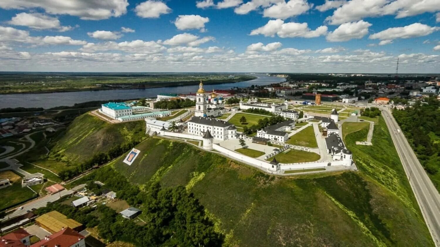 Как называется город в сибири. Город Тобольск Тобольский Кремль. Тобольский Кремль Тюменская область. Сибирь достопримечательности Тобольского Кремля. Сибирский Кремль Тобольск.