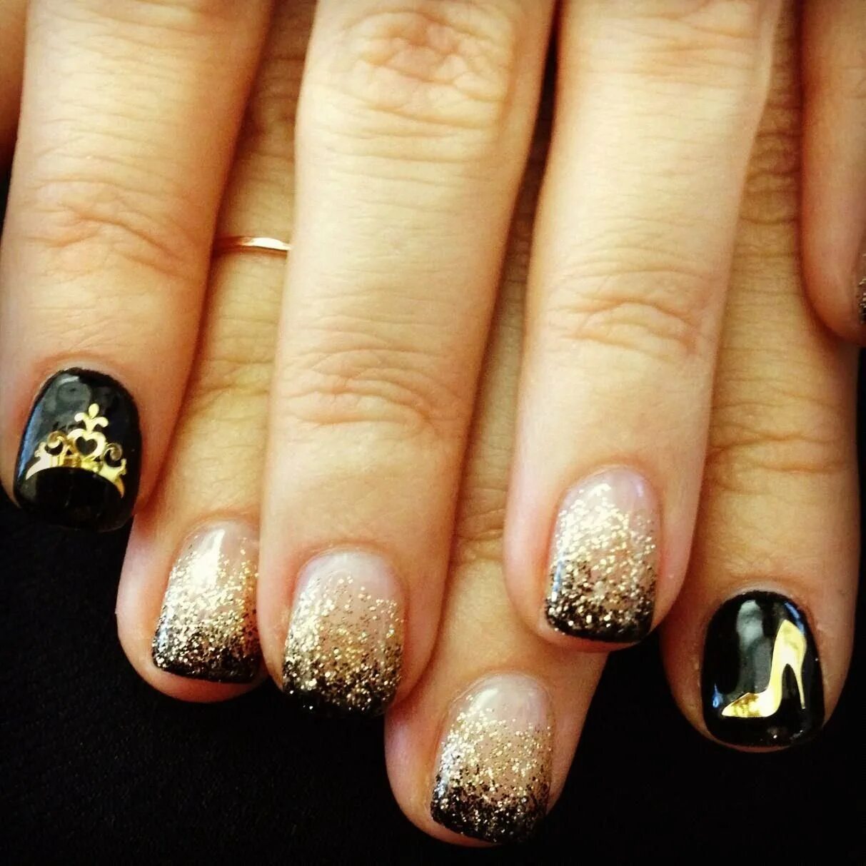 Золотистый френч. Маникюр на короткие ногти с блестками. Маникюр с золотом. Ногти бежевые с золотом. Шеллак черный с золтаном.