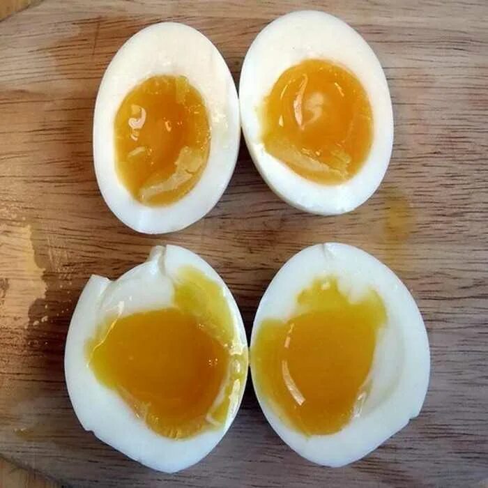 Яйца всмятку в мешочек и вкрутую. Яйца всмятку. Яйцо всмятку яйца вкрутую. Вареные яйца в смятку.