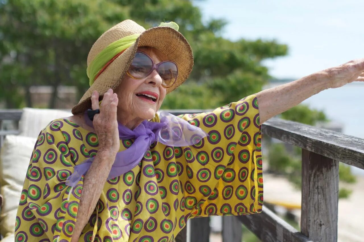 Мохнатка бабушки. Модные старушки. Шляпки для пожилых женщин. Пожилая дама в шляпке. Бабушка в шляпе.