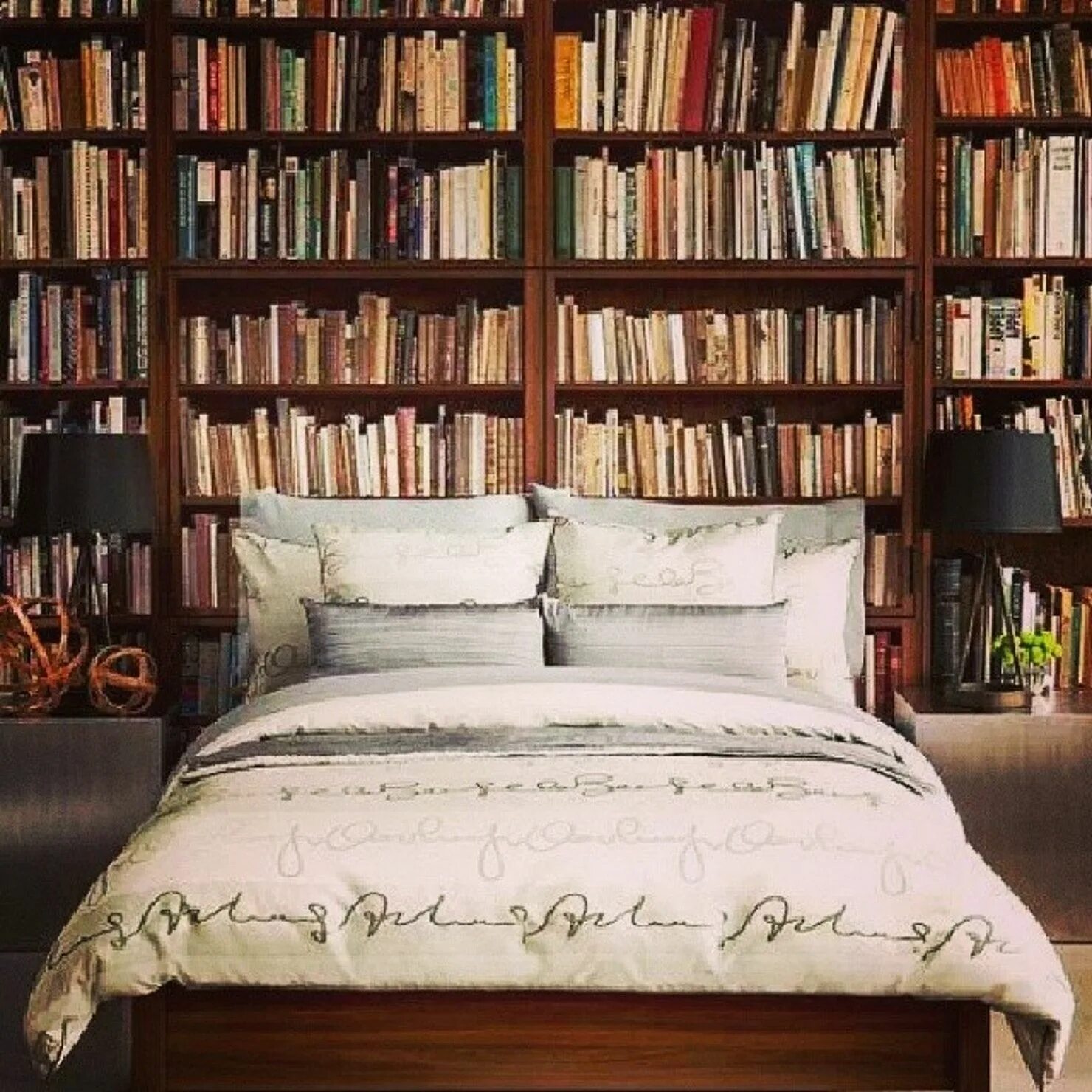 Кровать с полками. Хостел book and bed, токио. Комната с книжным шкафом. Спальни со книжнами ктлками. Книжные стеллажи в интерьере спальни.