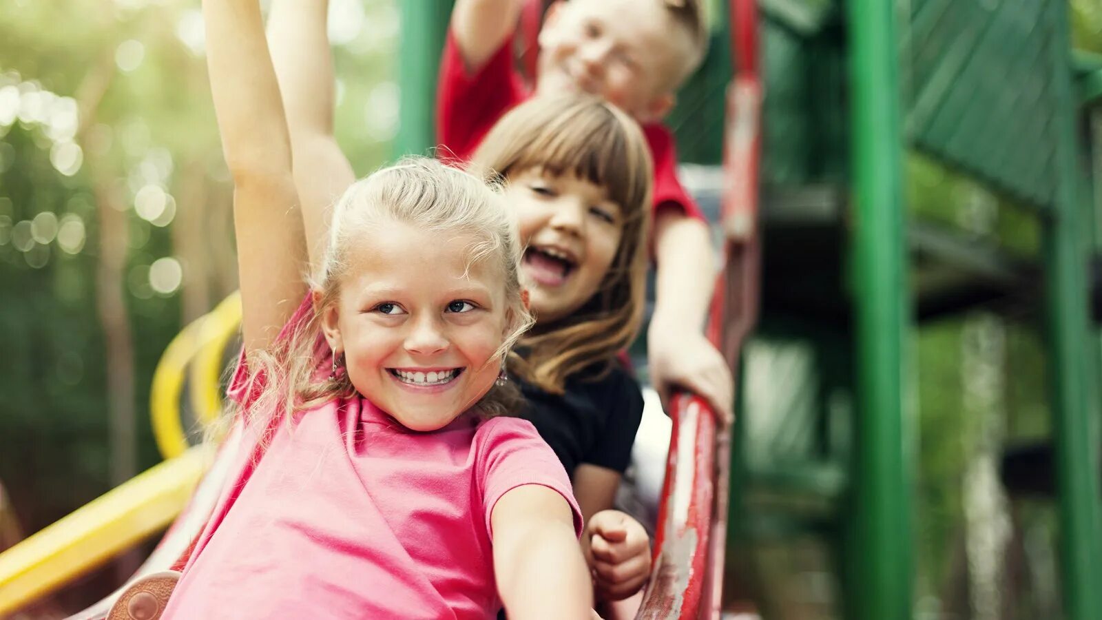 Children's foto. Счастливый ребенок. Дети на площадке. Радостные дети. Аттракционы для детей.