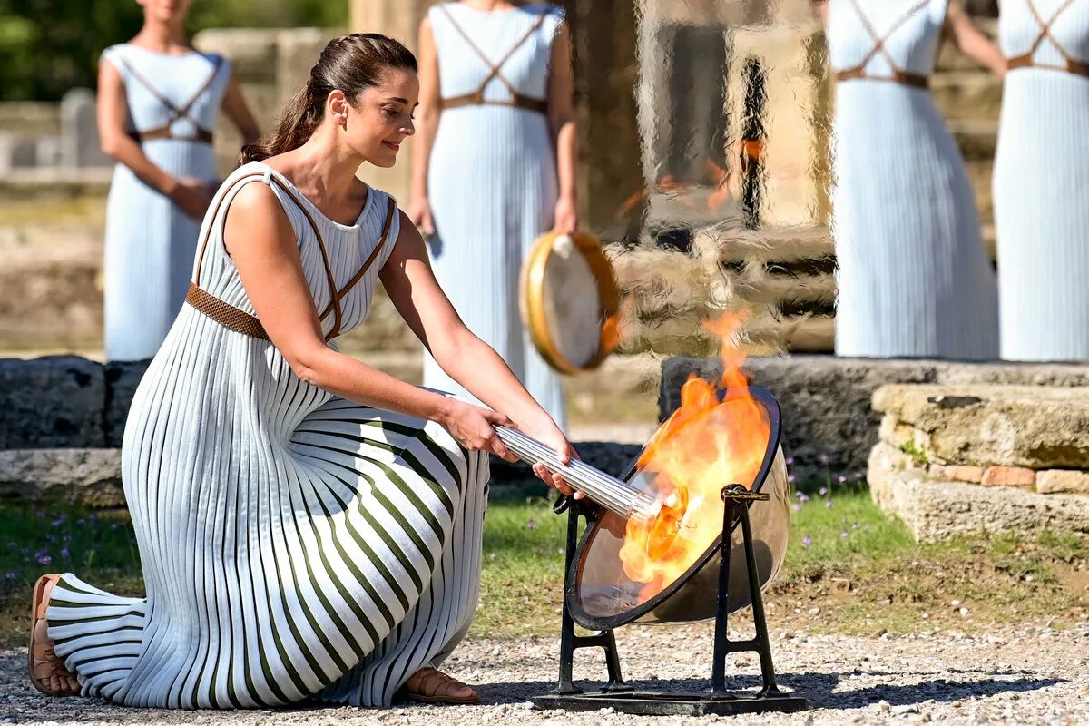 Олимпийские игры в древней греции женщины. Зажжение олимпийского огня в Греции. Традиция зажжения олимпийского огня в Греции. Зажжение олимпийского огня в древней Греции. Зажжение олимпийского огня 2022.