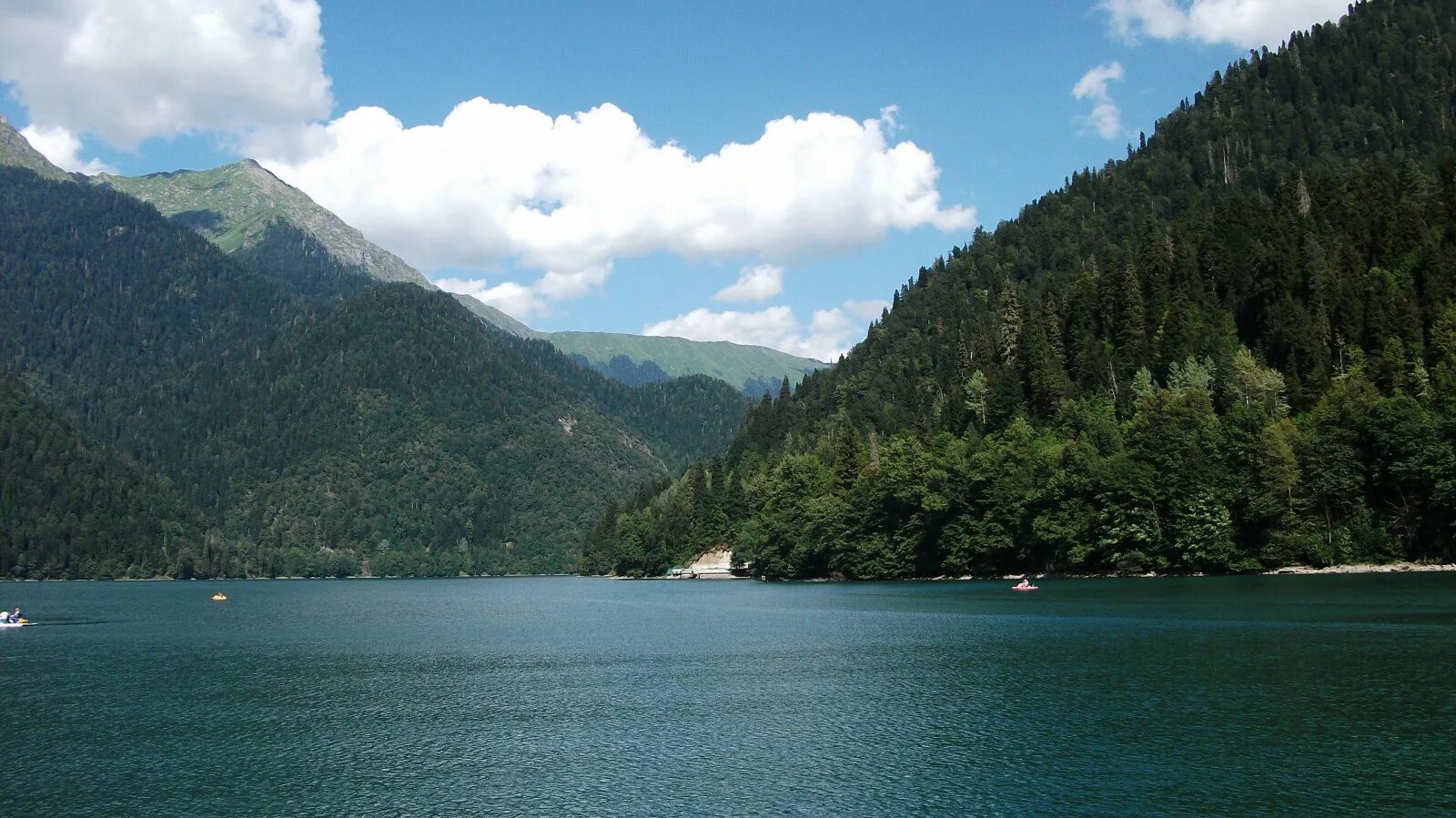 Абхазия стоит ли ехать в 2024. Озеро Рица Пицунда. Пицунда Абхазия горы. Гагры озеро Рица. Абхазия Рица вертикально.
