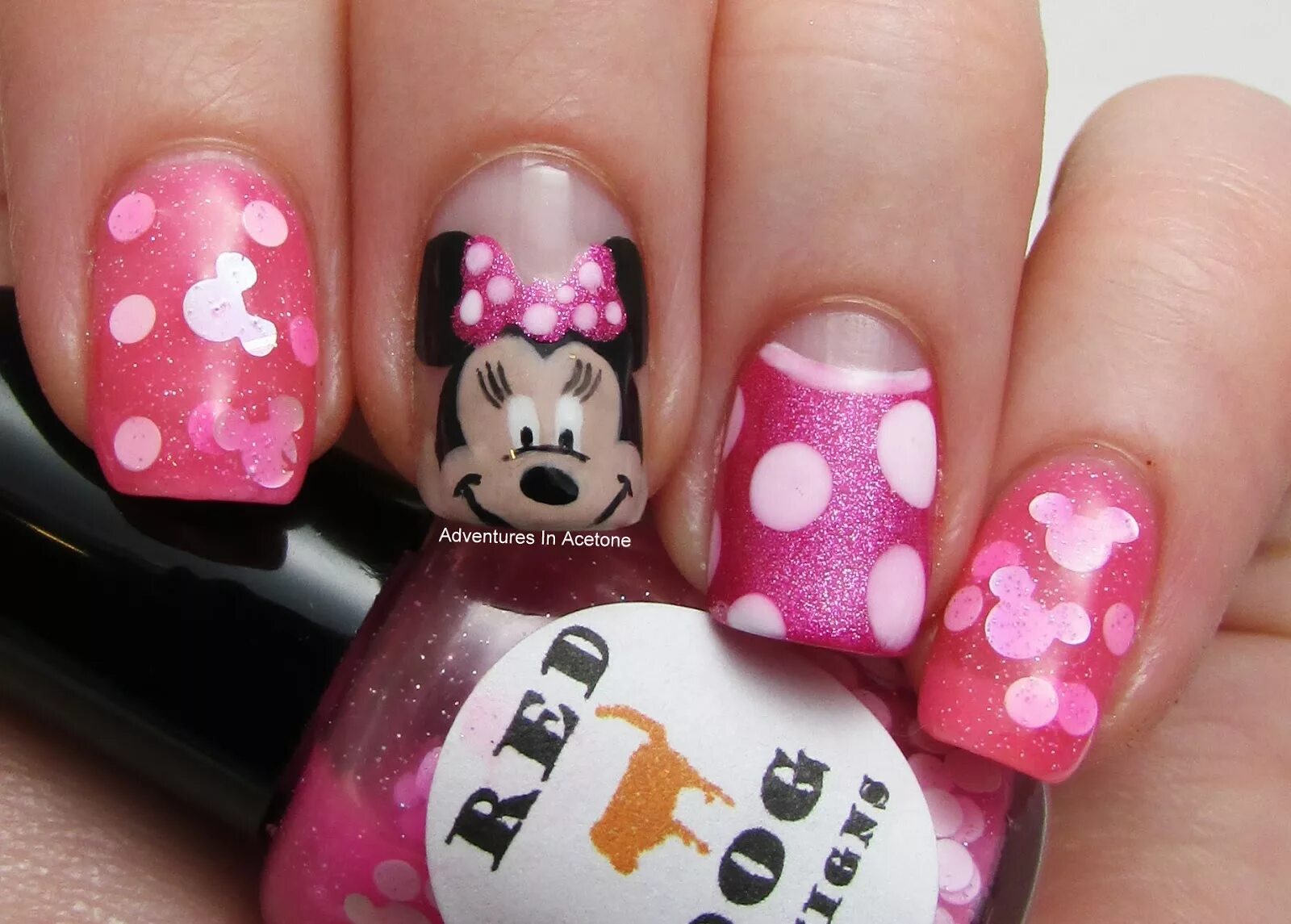 Маникюр красный с микки маус. Маникюр минни маус. Маникюр с микки и минни маус. Ногти с микки маусом. Новогодний маникюр с микки маусом.