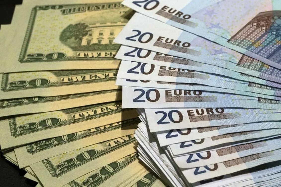 Доллар и евро. Деньги евро доллары. Валюта доллар евро. Доллары и евро картинки.