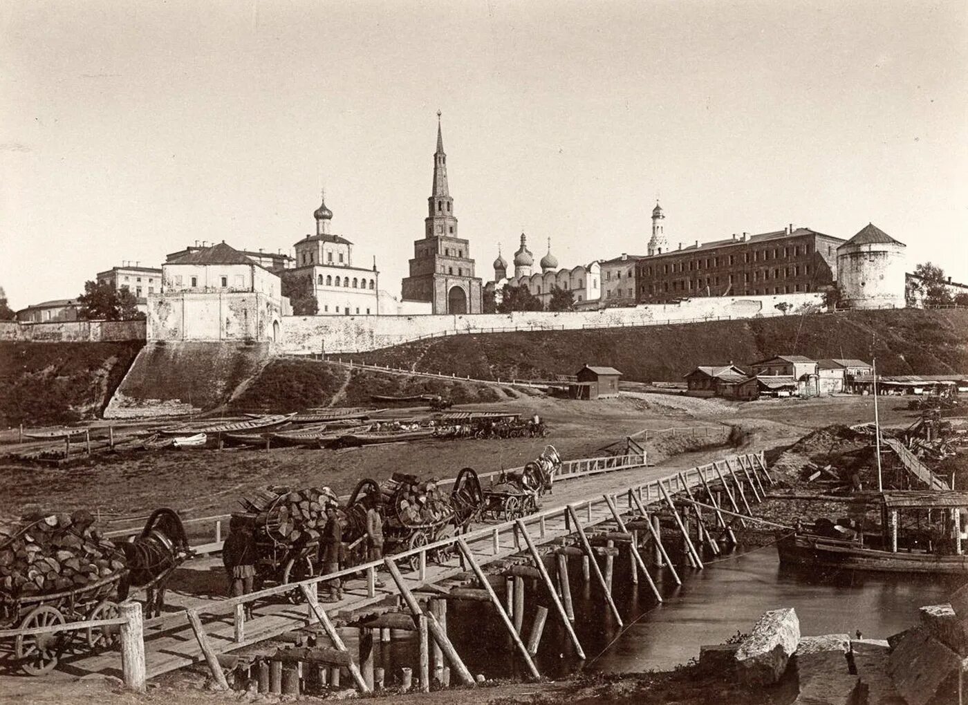 Ярмарка ташаяк казань. Самый старый казань. Казань здания 19 века. Национальный музей казань кремль. Спасская башня кремля казань.