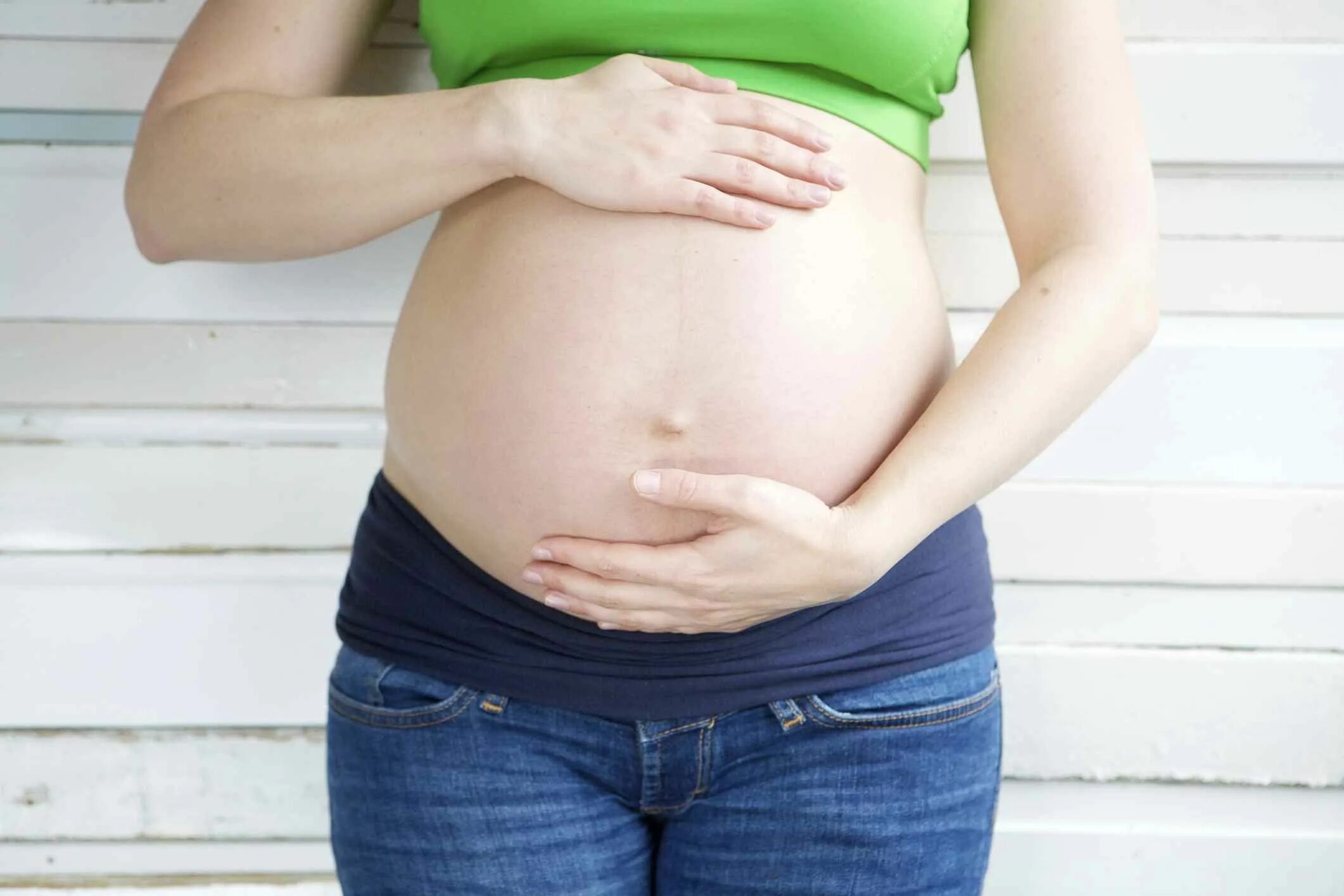 Вздутие живота первый триместр. Молодая женщина с животиком. Тело беременной женщины. Полоса на животе у беременных.