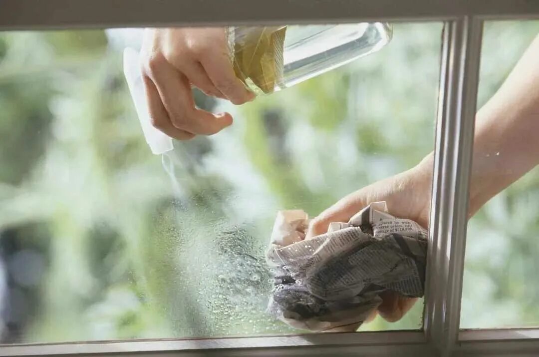 Чем отмыть стекла на окнах. Мойка окон. Мытье окон. Чистые окна. Помыть окна.