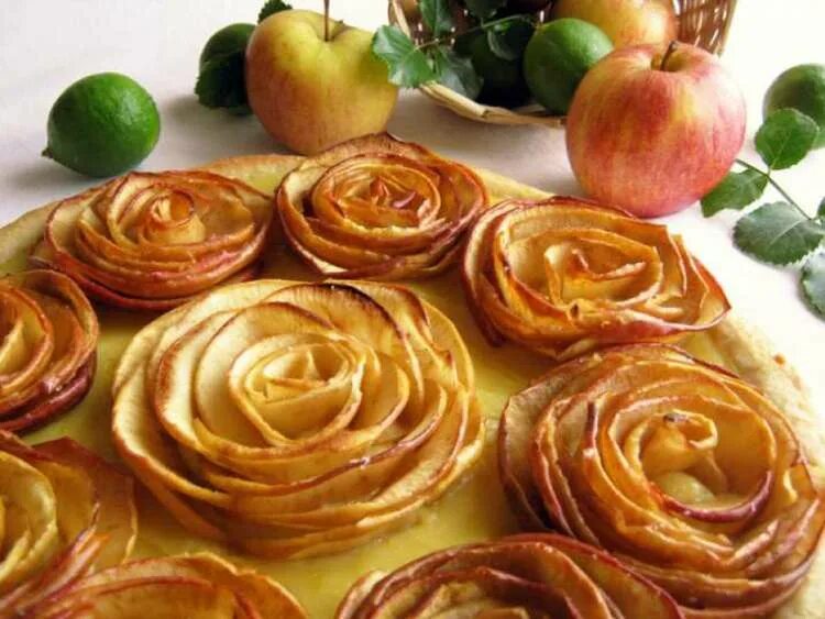 Как сделать из теста яблоко. Яблочный пирог с розочками. Пирог с розочками из яблок. Выпечка розочки с яблоками. Украшение яблочного пирога.