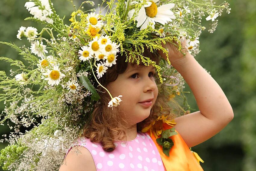 2 июня детям. Ребенок в венке. Девушка в венке из полевых цветов. Девочка с венком из ромашек. Венок из одуванчиков и ромашек.