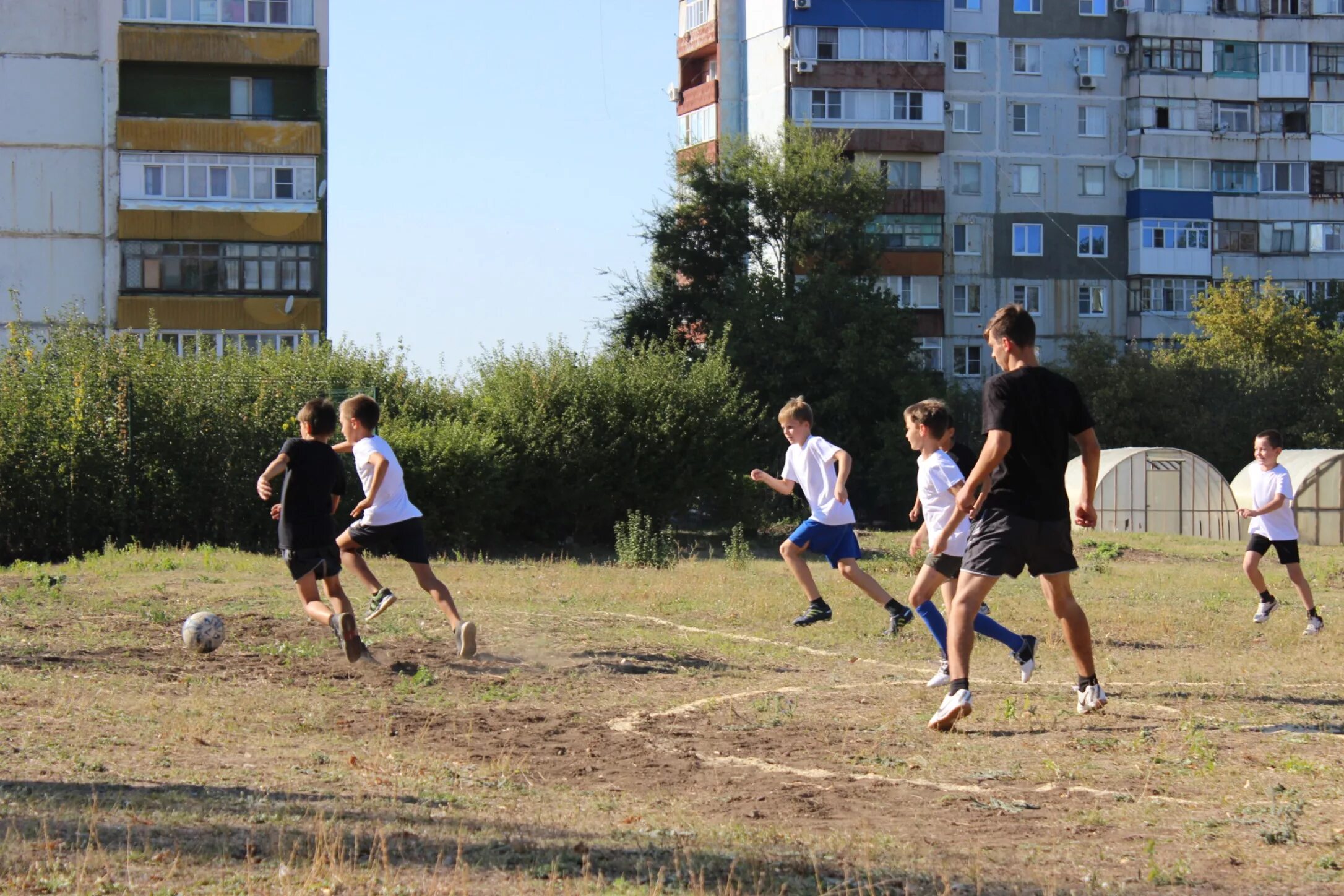 Во дворе ребята играли в футбол. Детский дворовой футбол. Футбол во дворе. Дворовый футбол. Детский дворовый футбол.