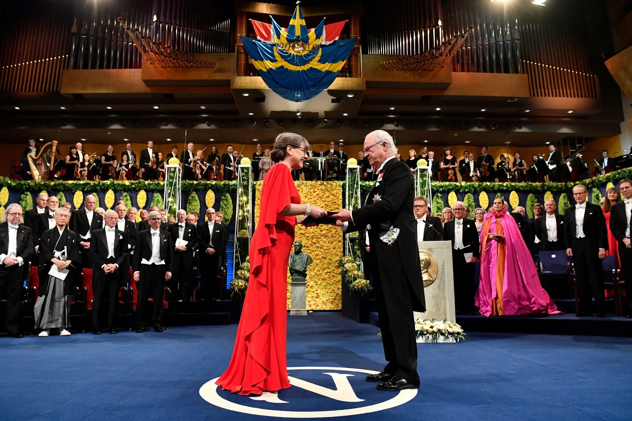 Стокгольм Король вручение Нобелевской. Награждение Нобелевской премией. Шведский Король Нобелевская премия. Церемония вручения Нобелевской премии в Швеции.