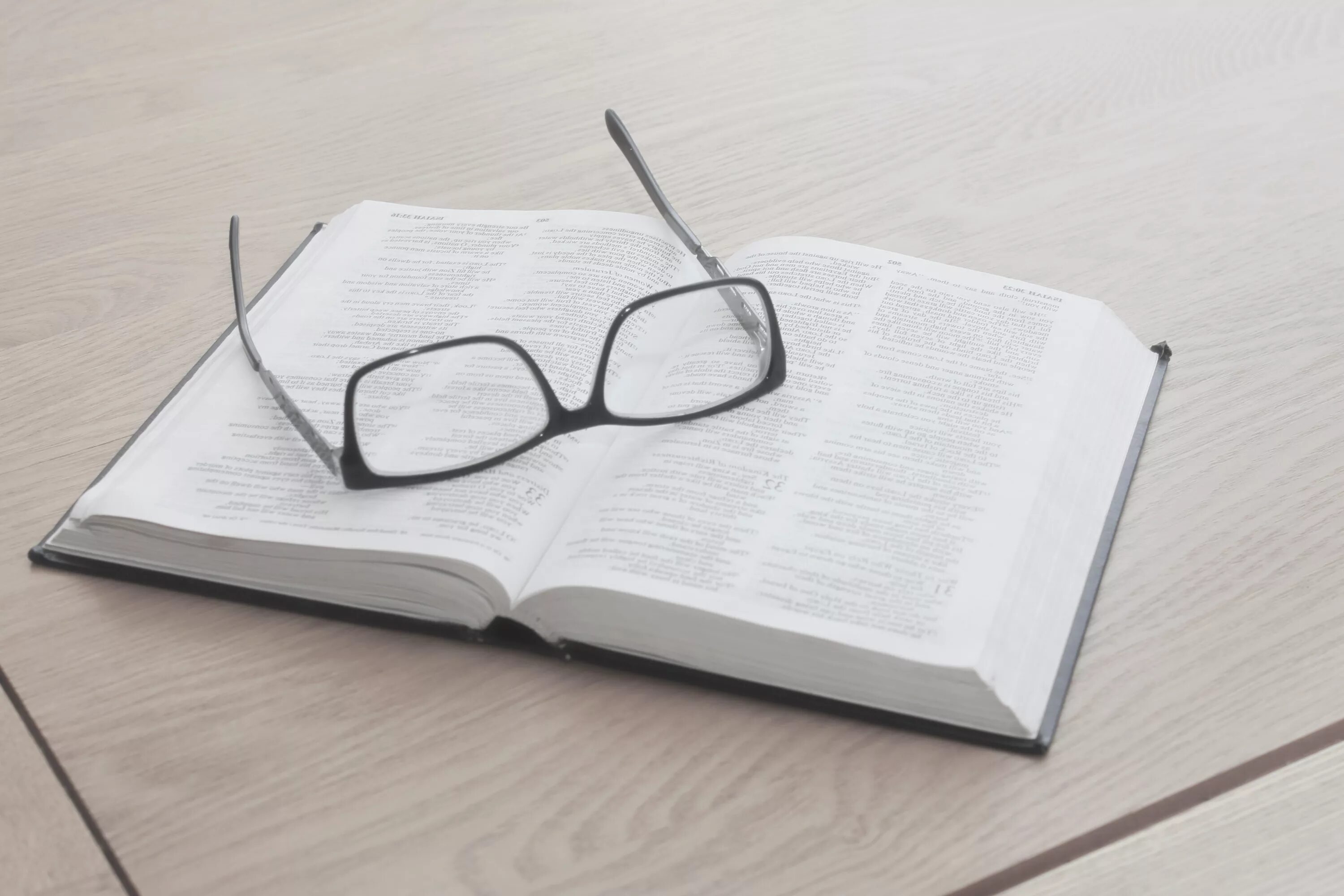 Новые знания документы. Книга для…. Книжка с очками. Книга и очки. Очки на открытой книге.