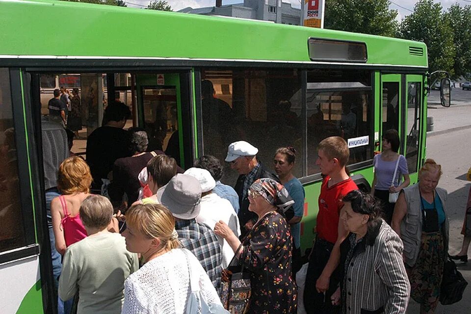 Дачный автобус. Дачники в автобусе. Автобус на дачу. Люди в дачном автобусе. Когда пустят дачные автобусы в 2024 году