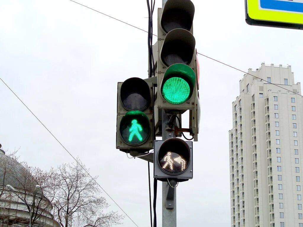 Доп секция на светофоре. Светофор лобня. светофор с дополнительной секцией. светофор со стрелкой. дополнительная стрелка на светофоре.