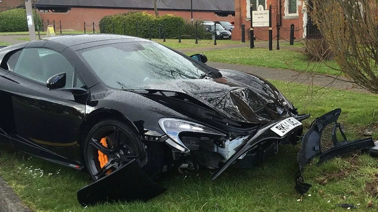Look that car over there crash