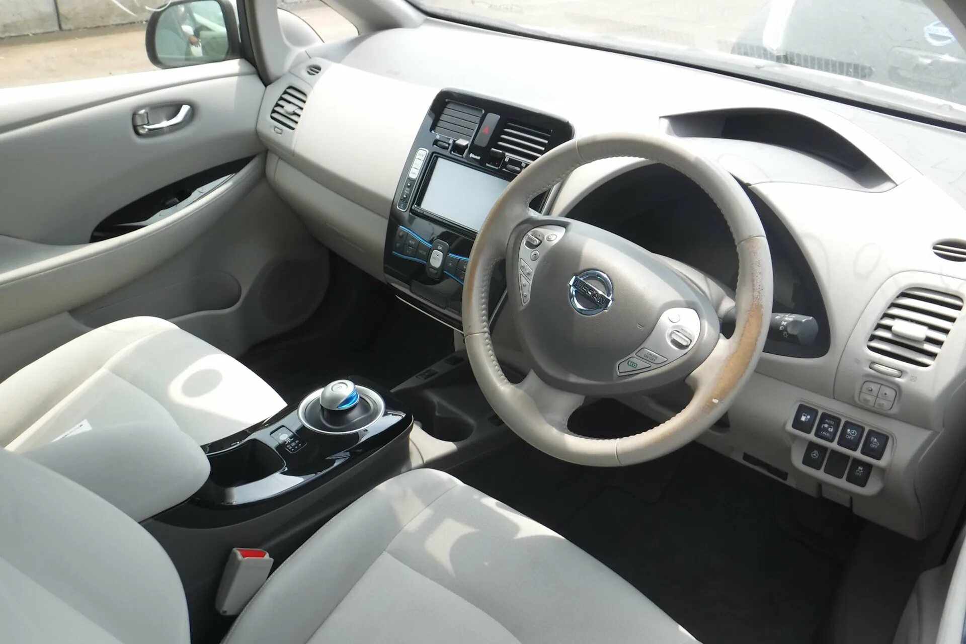 Руль Nissan Leaf 2011. Nissan Leaf правый руль. Руль Ниссан Leaf. Ниссан лиф салон. Куплю праворульное японское