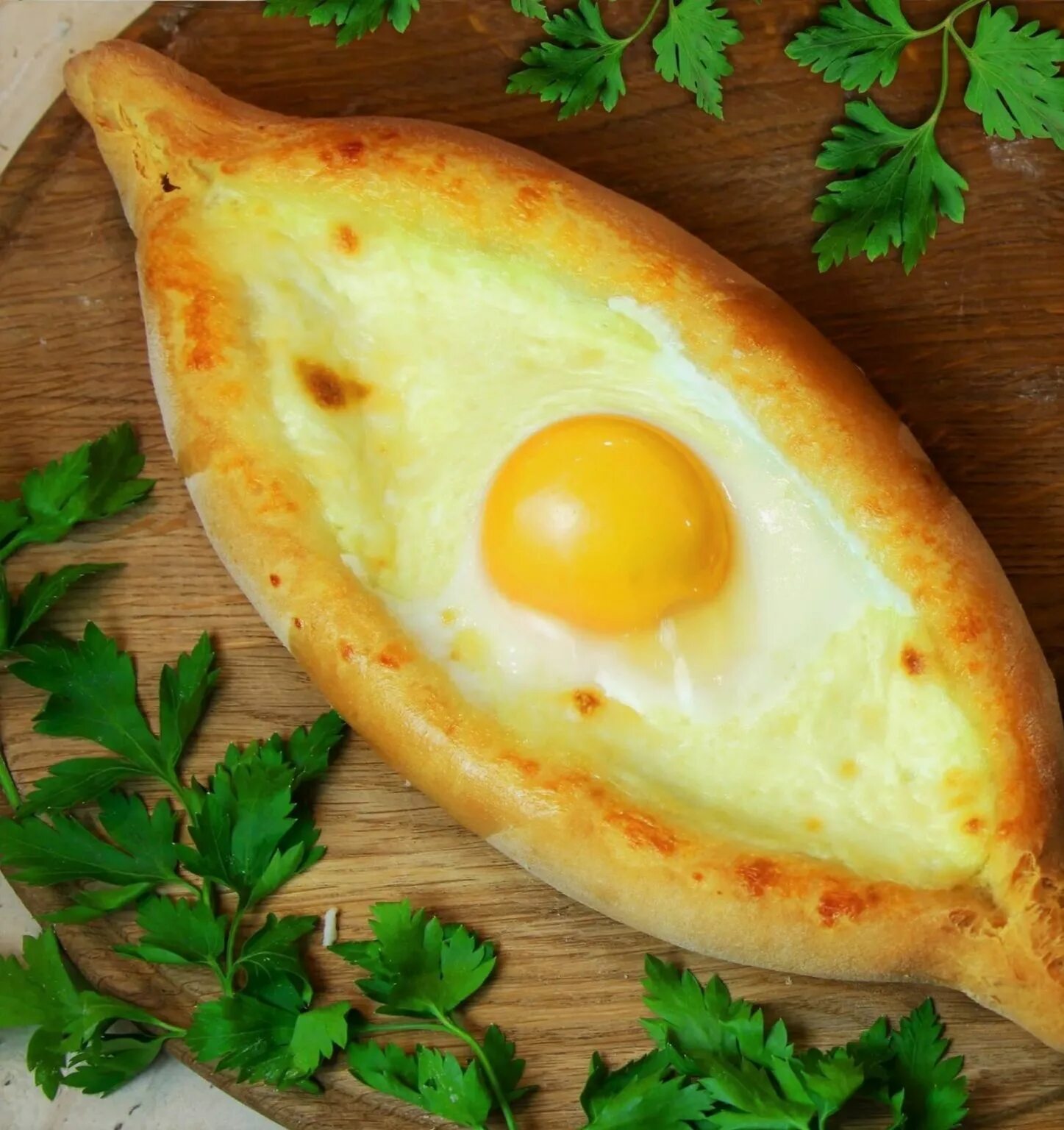 Пирог с луком и сыром. Пирог с луком. Открытый пирог с луком и яйцом. Аджарский хачапури. Пирог с яйцом и сыром.