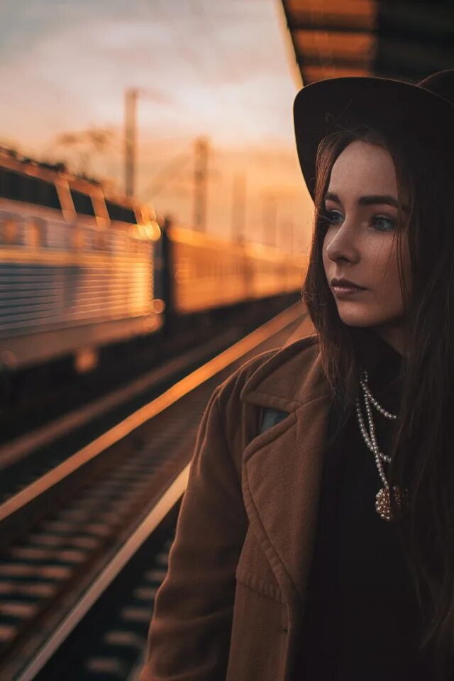 Клип девушка поезд. Девушка в электричке. Обои на рабочий стол девушка и поезд. Клип девушка поезд. Девушка в поезде.