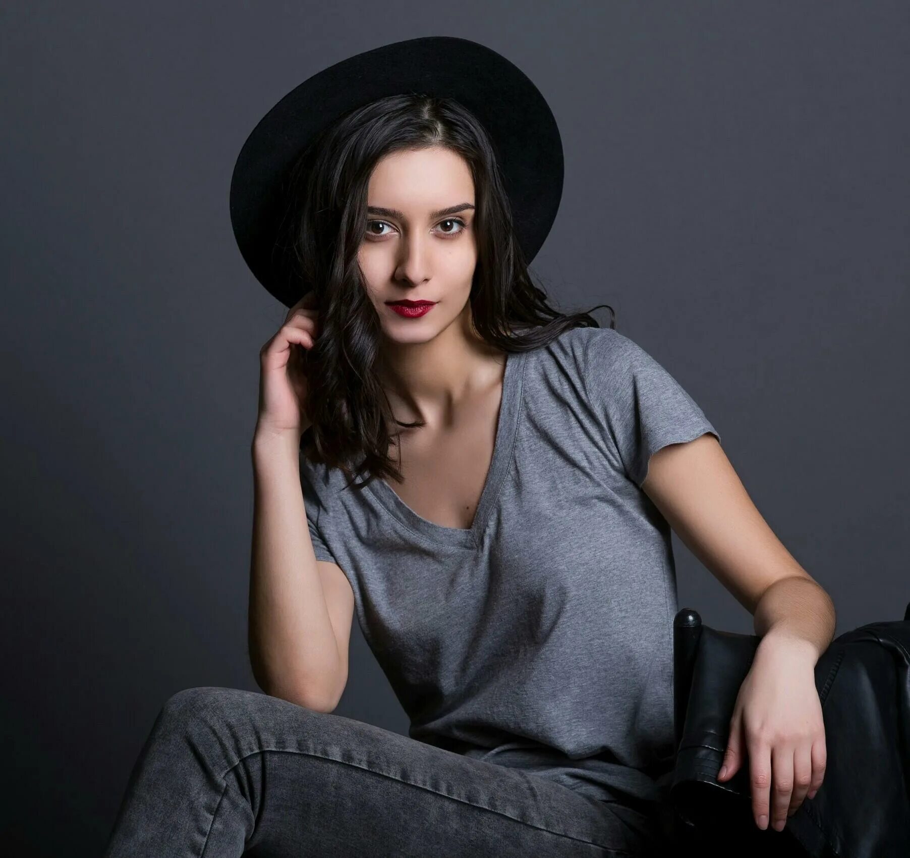 Инфо девушка. Инфо девушка. Инфо девушка. Платье из газет. Интересные девушки.