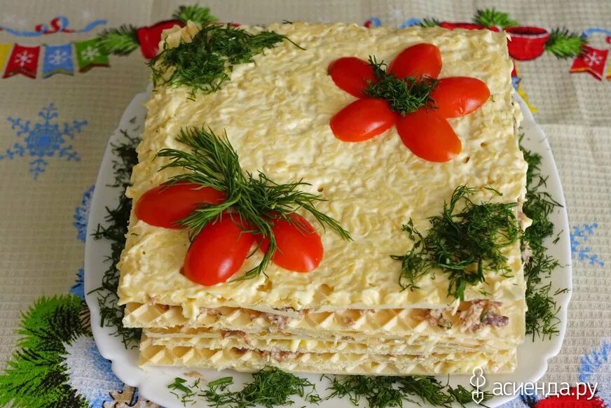 Закусочные тортики из вафельных коржей. Вафельный торт закусочный с консервой рыбной. Рыбный торт из вафельных коржей. Закусочный торт наполеон с рыбной консервой. Бутерброды из вафельных коржей на праздничный стол.
