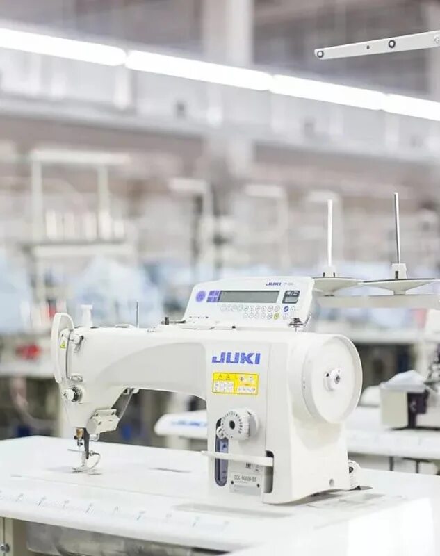 Швейная фабрика. Современная швейная фабрика. Фабрика по пошиву одежды. Швейный цех.