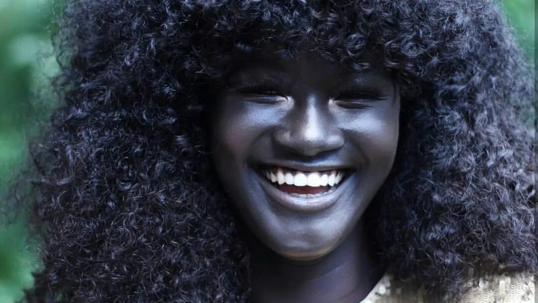 Самого черного человека. Худия Диоп. Худия Диоп модель. Сенегальская модель Худия Диоп. Необычный цвет кожи.
