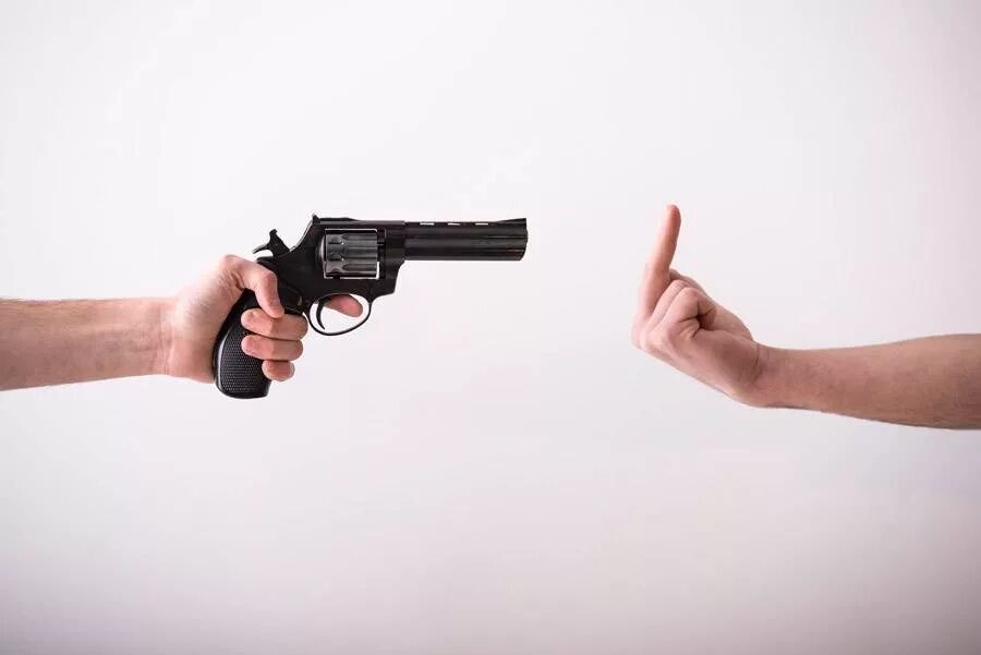 прикрученные пистолеты к рукам. направленный пистолет. пистолет графика. прикрученные пистолеты к рукам. направленный пистолет.