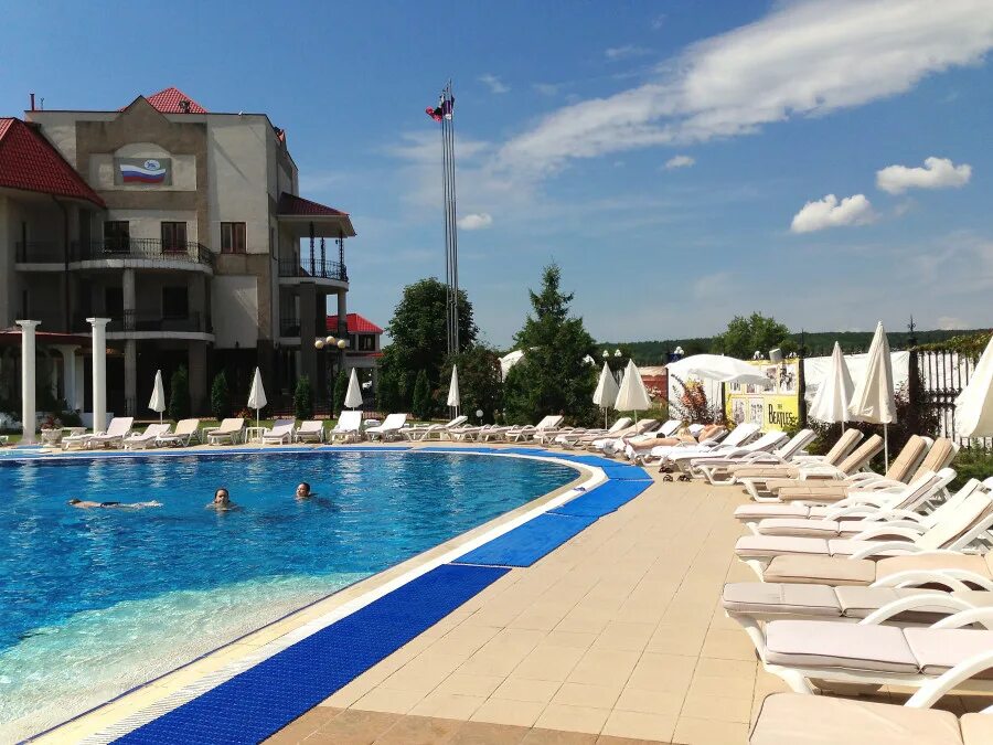 Парк белогорье белгород. Бассейн под открытым небом белгород. Бассейн под открытым небом белгород. Бассейн белогорье белгород зимой. Открытый бассейн в белгороде белогорье.