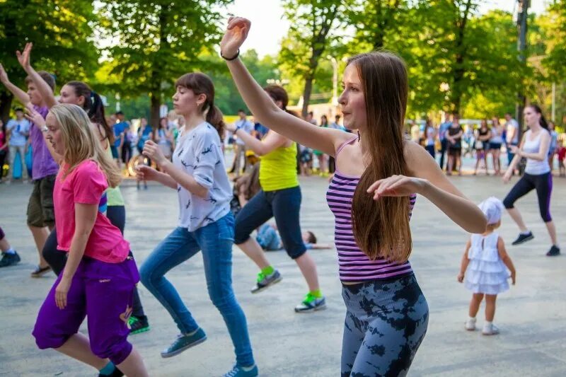 Развлекательные мероприятия в школе. Дети танцуют на улице. Танцы в парке. Танцы на улице в парке. Танцевальные мероприятия на улице.