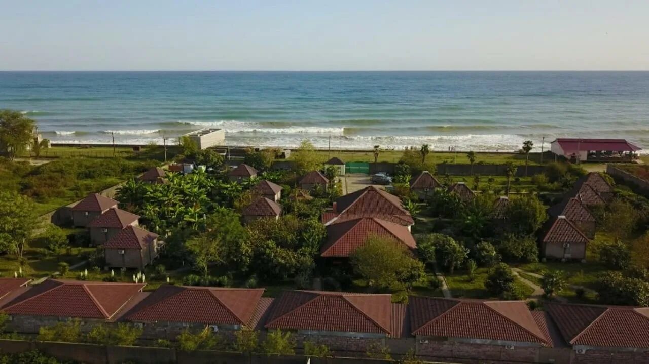 Последок бамбора. Домики бамбора абхазия. Бамбора коттеджный комплекс абхазия гудаута. Поселок бамбора абхазия. Бамбора коттеджный комплекс в гудауте.