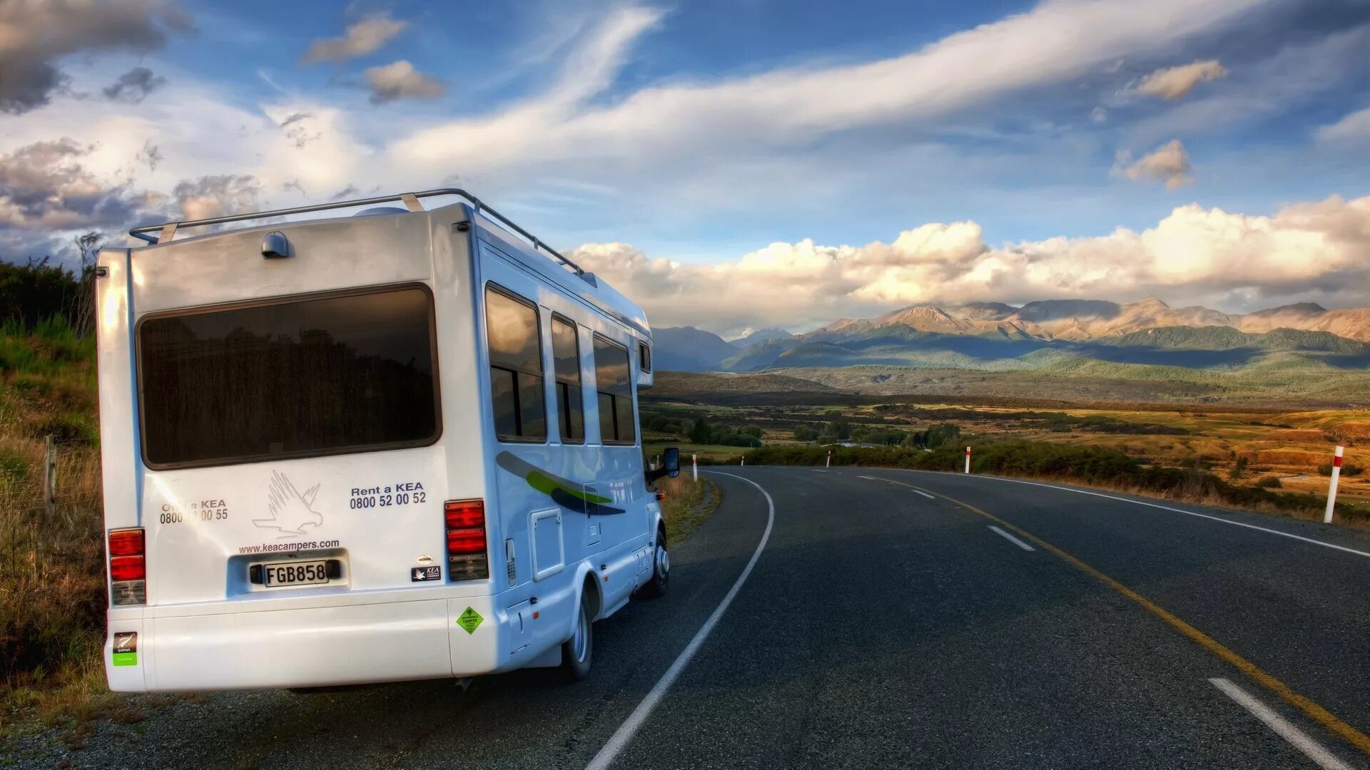 Автобус едет в горы. Автобус. Автобус на фоне природы. Автобус для путешествий. Автобус на дороге.