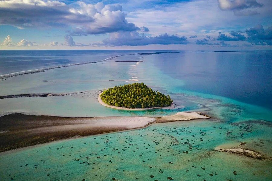 Remote island. Архипелаг Туамоту..Полинезия. Французская Полинезия Атоллы. Остров Аракчеева (архипелаг Туамоту. Остров Атолл Рангироа.