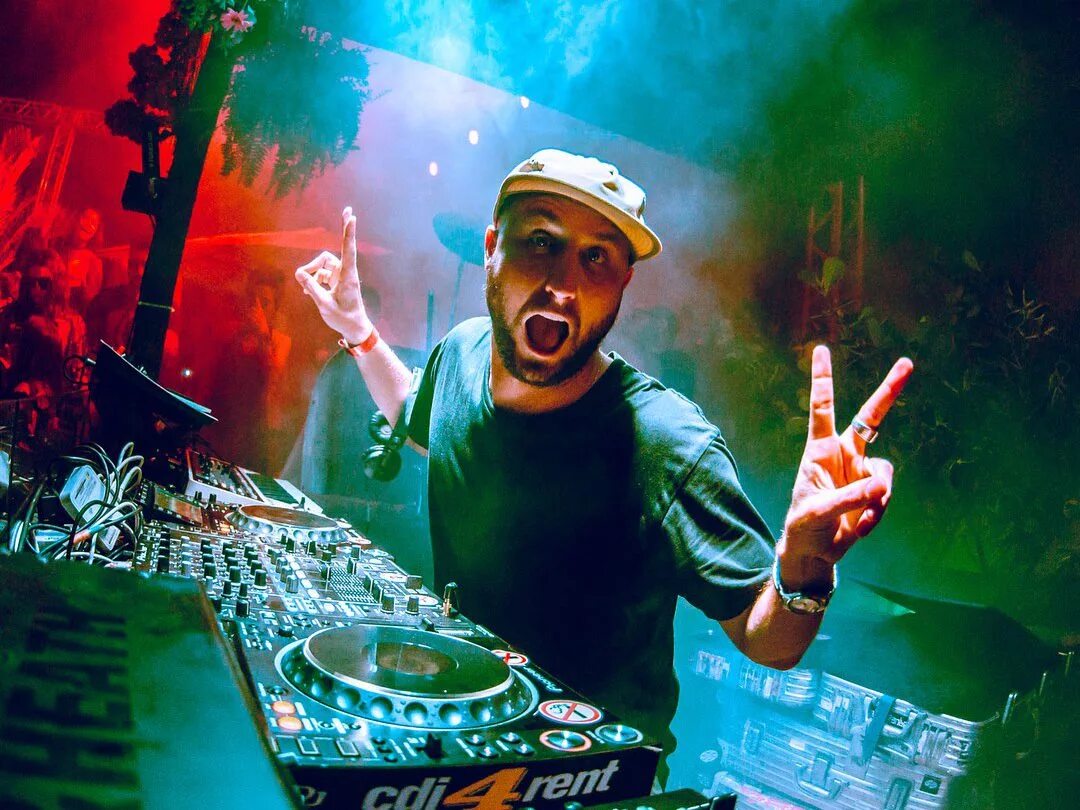 Take control dj. Fisher диджей. диджей фишер фото. crow fisher. fisher crowd control.