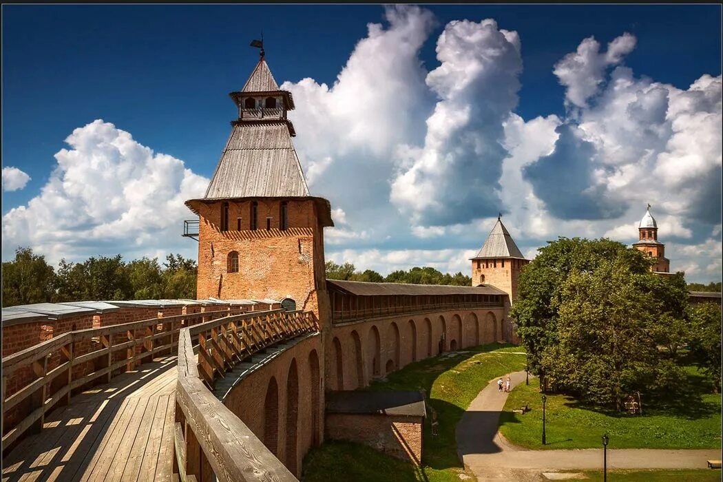 Новгородский Детинец Великий Новгород. Новгородский Кремль Детинец. Новгородский Детинец достопримечательности Великого Новгорода. Великий Новгород достопримечательности Детинец. Новгородская область интересные