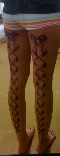 Тату ленточка на ноге. Sissy tattoo. Тату faggot. Тату для сисси эскизы. Qos тату.