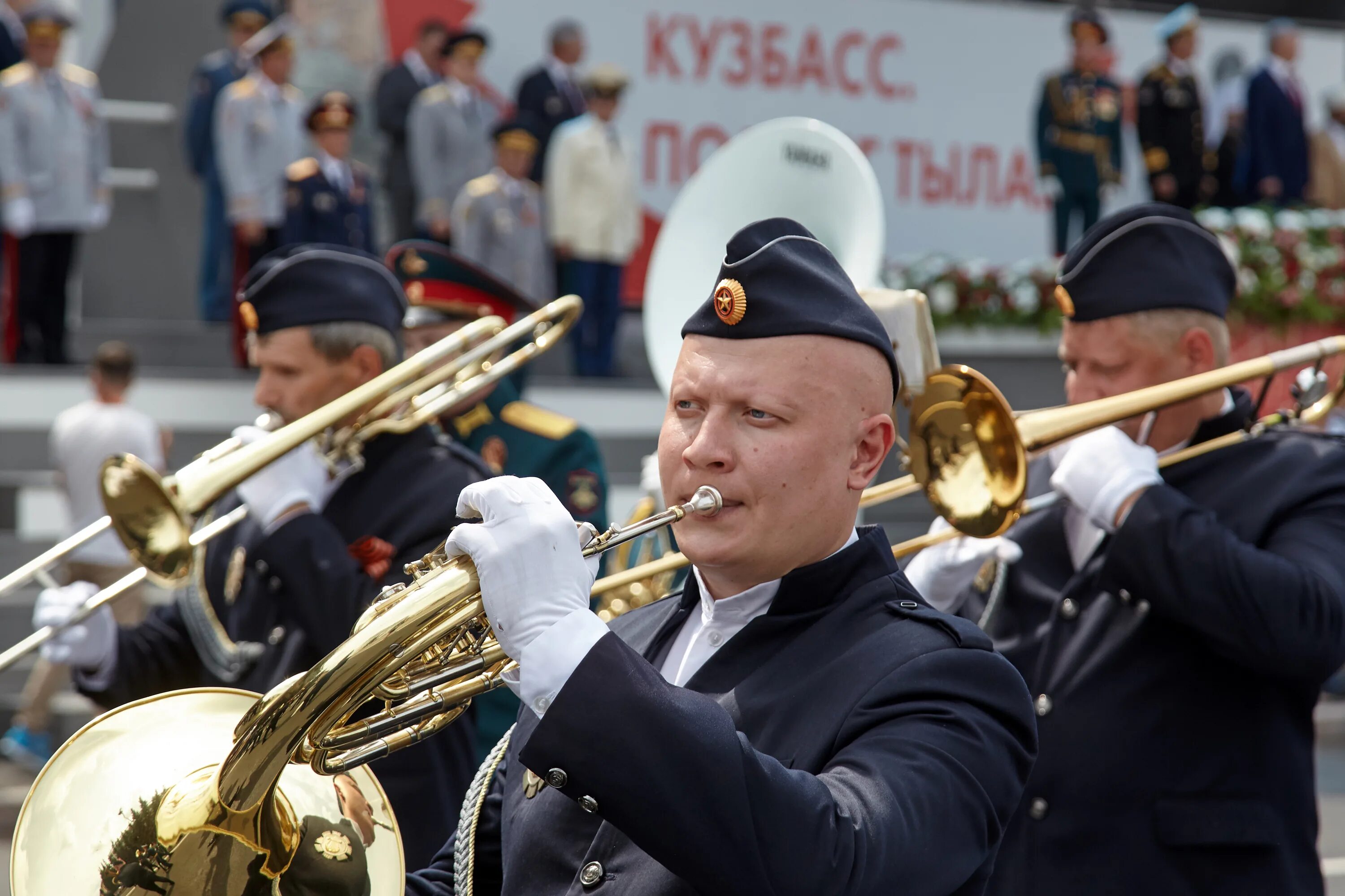 Произведения духовых оркестров. Губернаторский духовой оркестр Кемерово. Духовой оркестр на параде. Парад Победы оркестр. Парад духовых оркестров.