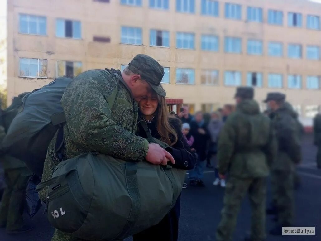 Солдаты РФ мобилизация. Солдаты мобилизация. Мобилизация обнимаются. Мобилизованные в Смоленской области.