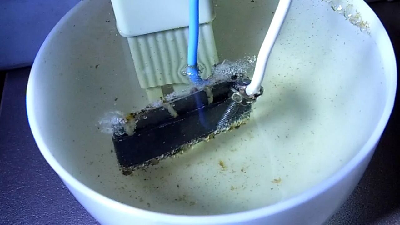 Водород можно получить электролизом раствора. Прибор разлагающий воду на водород и кислород.