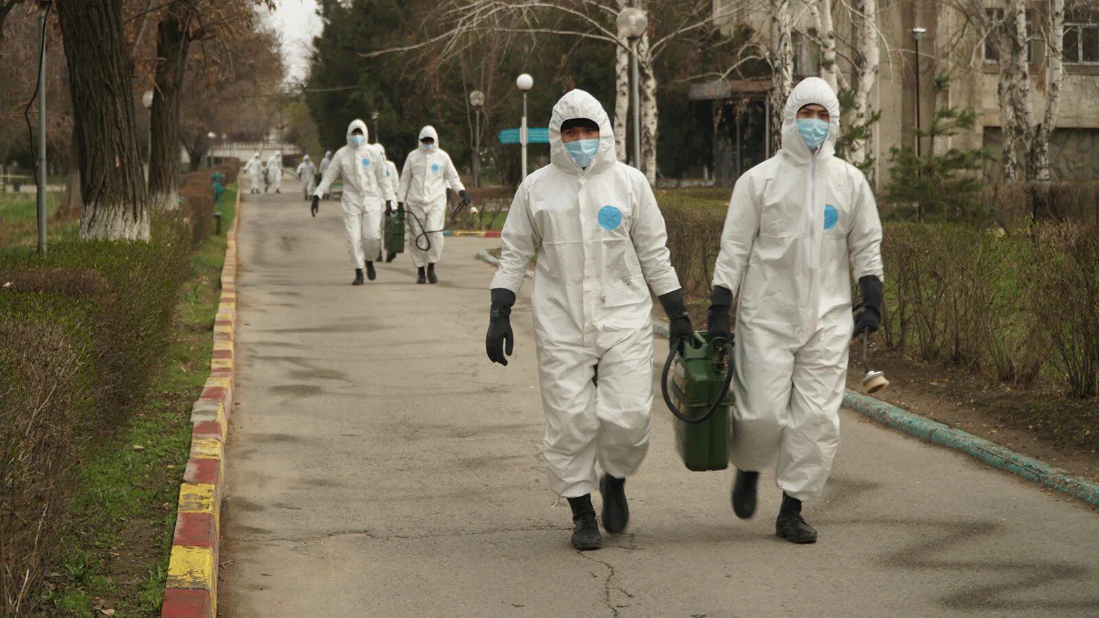 Отряд дезинфекторов. Дезинфекция на предприятиях общественного питания. Дезинфекция рк. Садовый клопы дезинфекция участков. Дезинфектор человек.