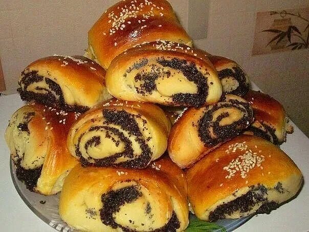 Как сделать булочки с маком из дрожжевого. Булочка с маком. сдобные булочки с маком. булочки с маком из дрожжевого теста. булка с маком домашняя.