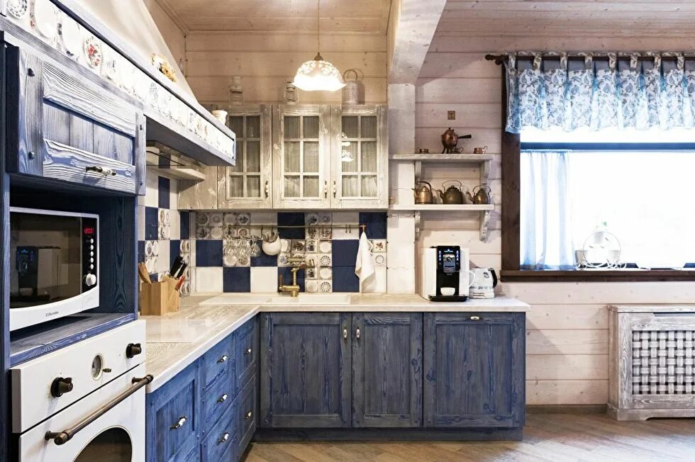 кухня-гостиная в стиле прованс в деревянном доме. красивая кухня в деревянном доме. кухня в деревянном доме. кухни в стиле прованс. стиль прованс в деревянном доме.