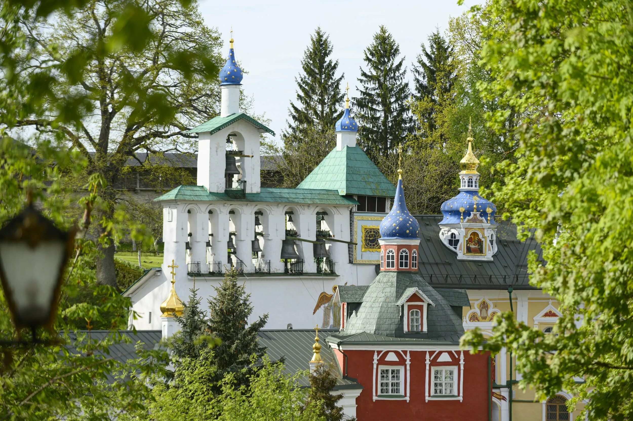 Монастыри псковской области фото. Псков Псково-Печерский монастырь. Свято-Успенский монастырь Печоры. Монастырь Псково-Печерская обитель. Успенский Псково-Печерский монастырь.