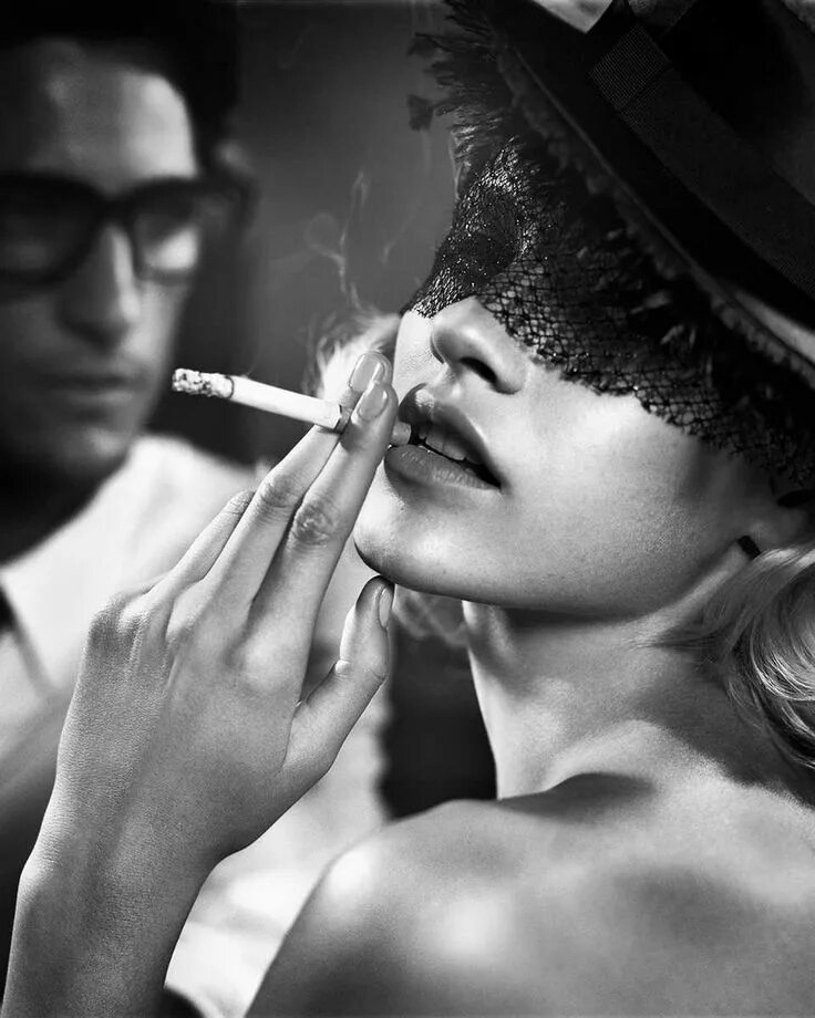 Винсент Петерс фотограф. Культовый фотограф Винсент Питерс. Девушка с сигаретой. Мужчина и женщина с сигаретой. Ироничная дама